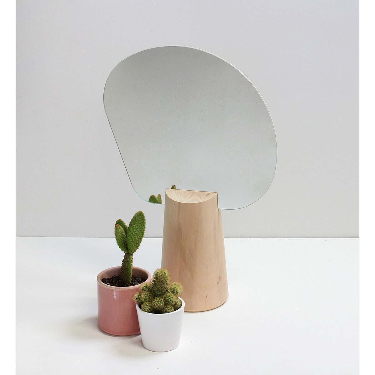 Miroir sur pied fabriqué en France à partir de bois issu de forêt gérée durablement