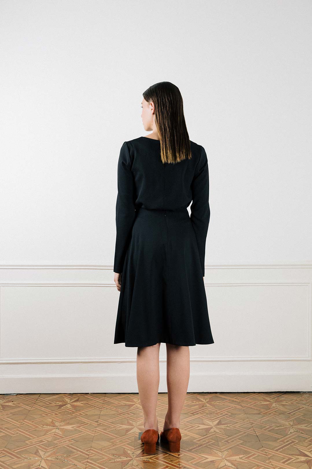 Jupe midi noire en crêpe de laine - Camille 4