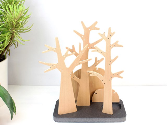 Porte-bijoux et son support fabriqué en France à partir de bois issu de forêt gérée durablement.