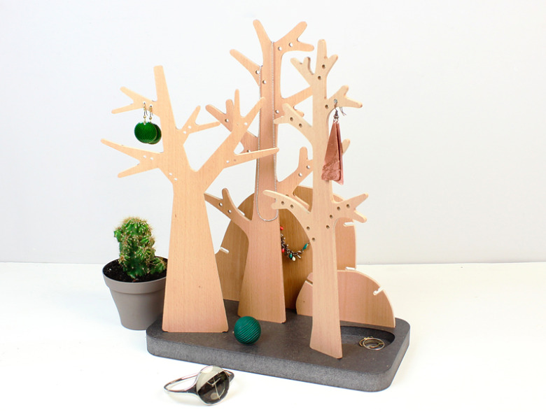 Porte-bijoux et son support fabriqué en France à partir de bois issu de forêt gérée durablement.