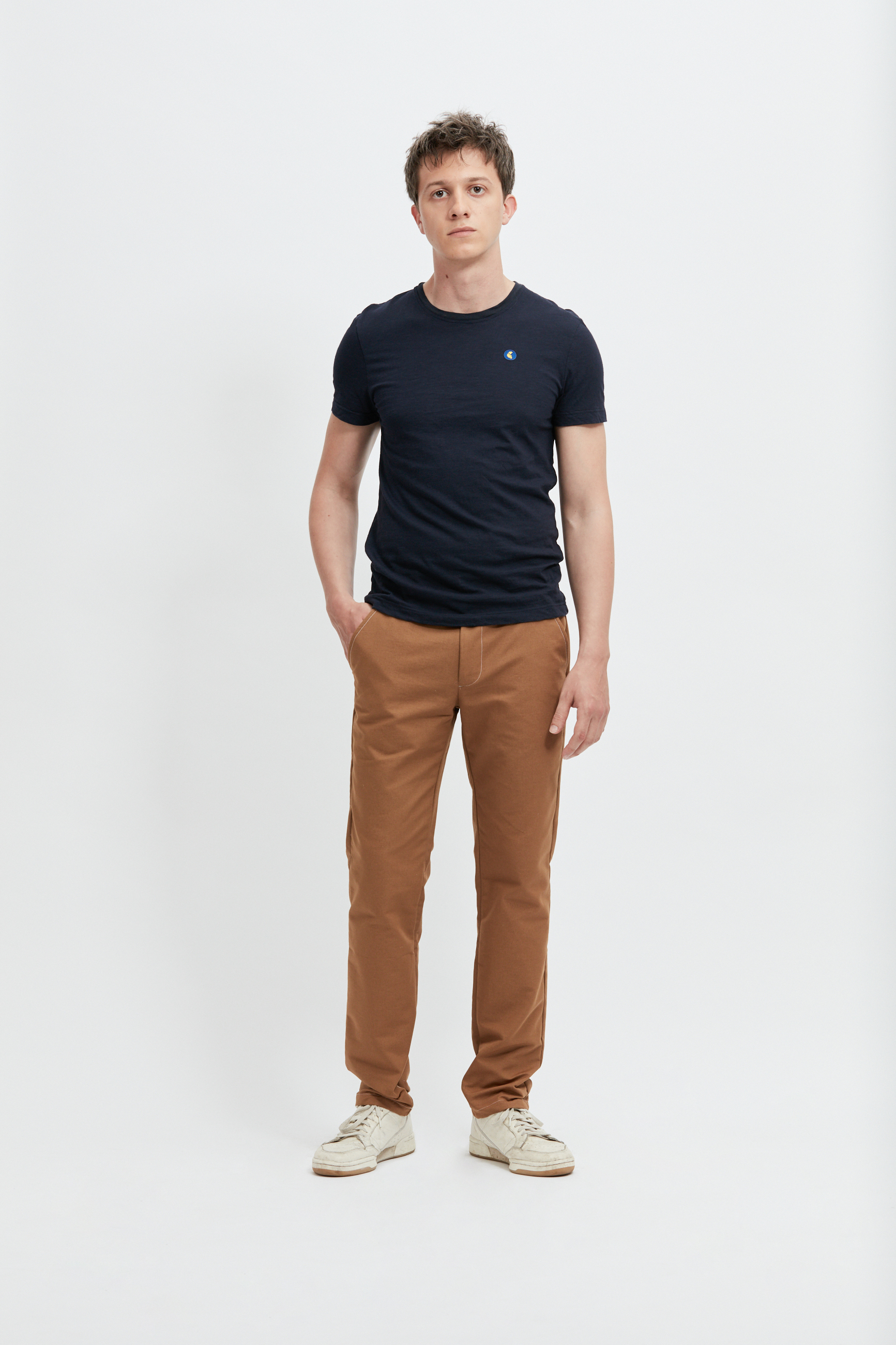 pantalon-chino-ecclo-homme-marron-camel-Made-in-France-et-coton-upcyclé-recyclé-dreamact-face-1