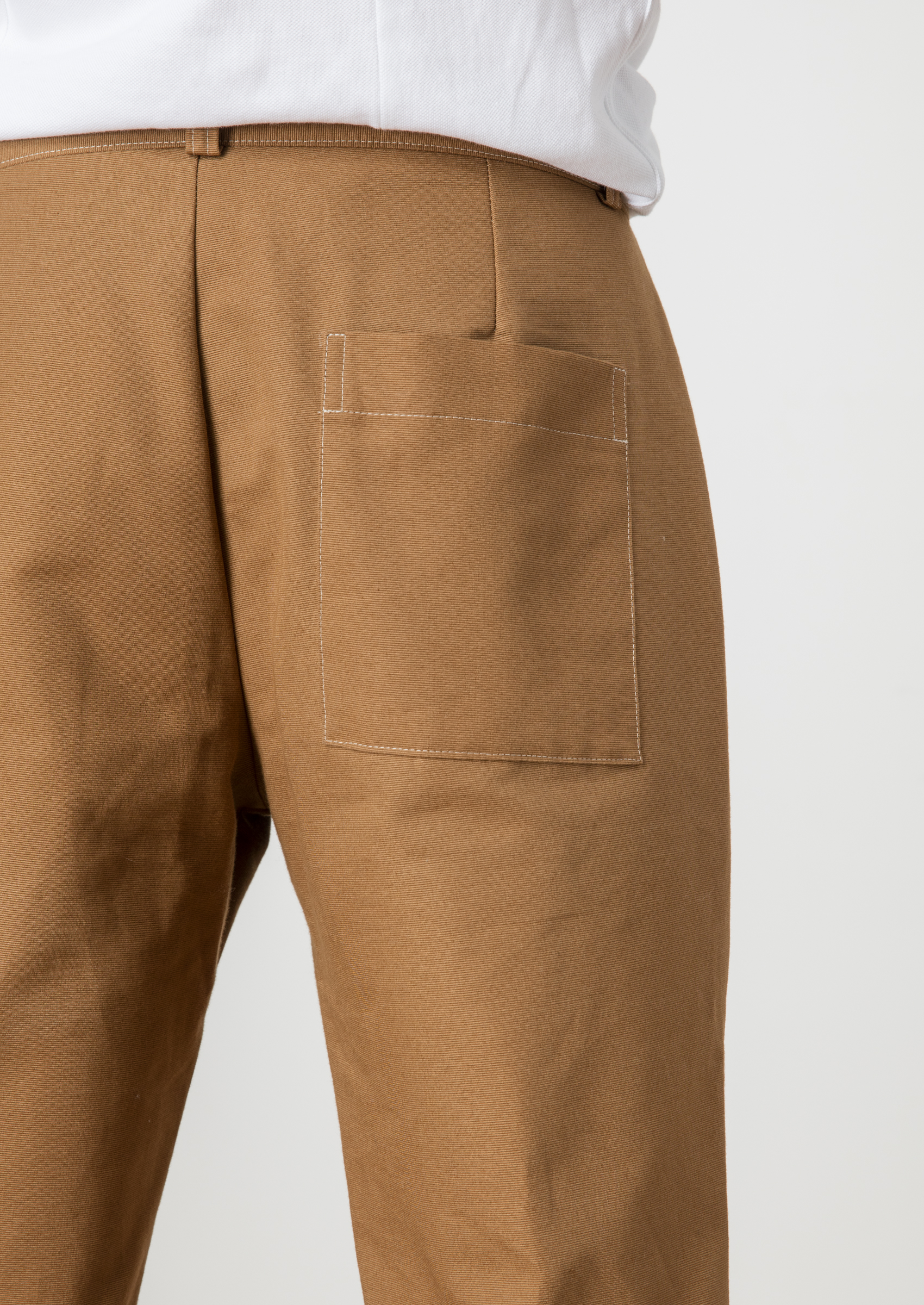 pantalon-chino-ecclo-homme-marron-camel-Made-in-France-et-coton-upcyclé-recyclé-dreamact-zoom-arrièr