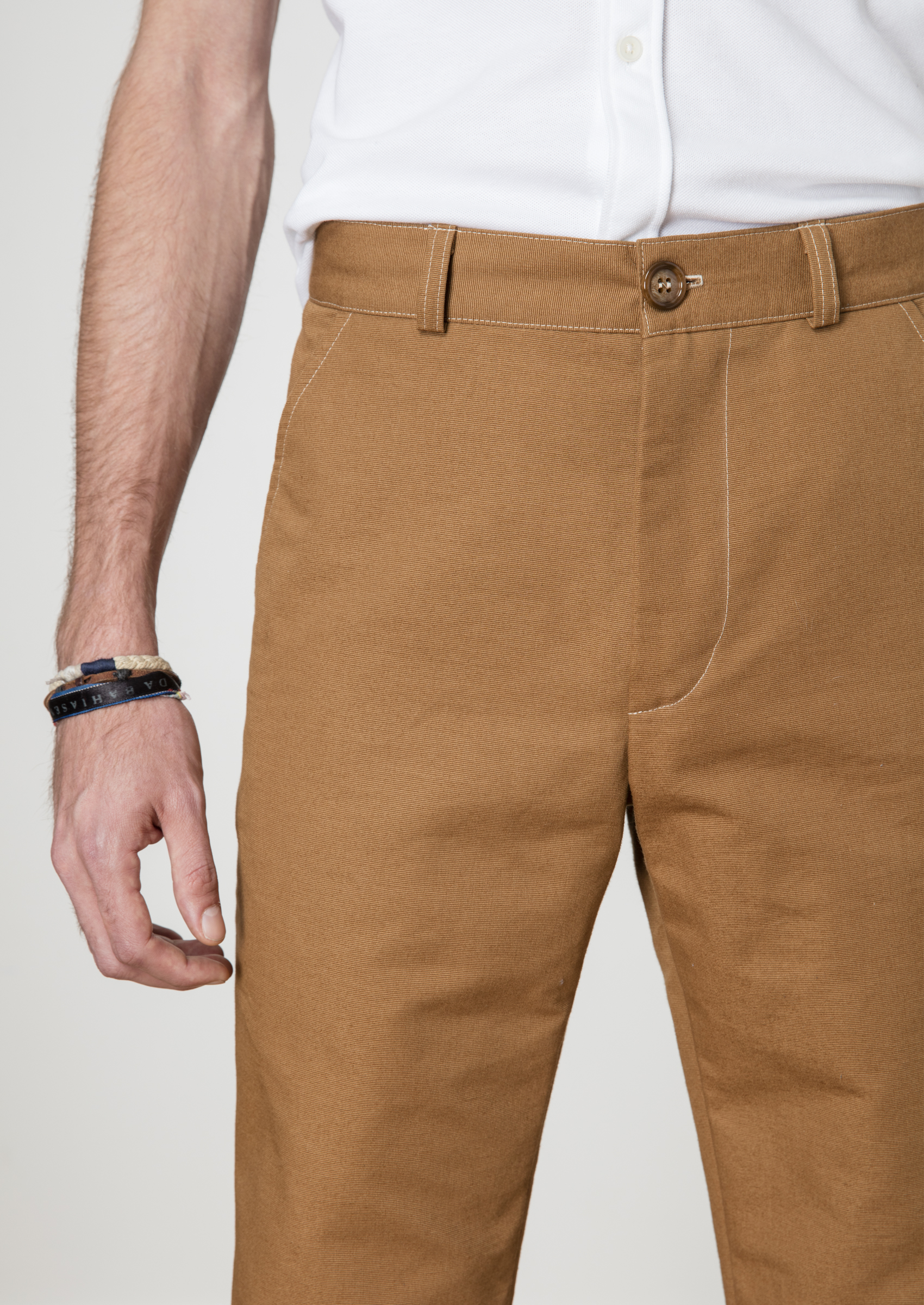 pantalon-chino-ecclo-homme-marron-camel-Made-in-France-et-coton-upcyclé-recyclé-dreamact-zoom-avant