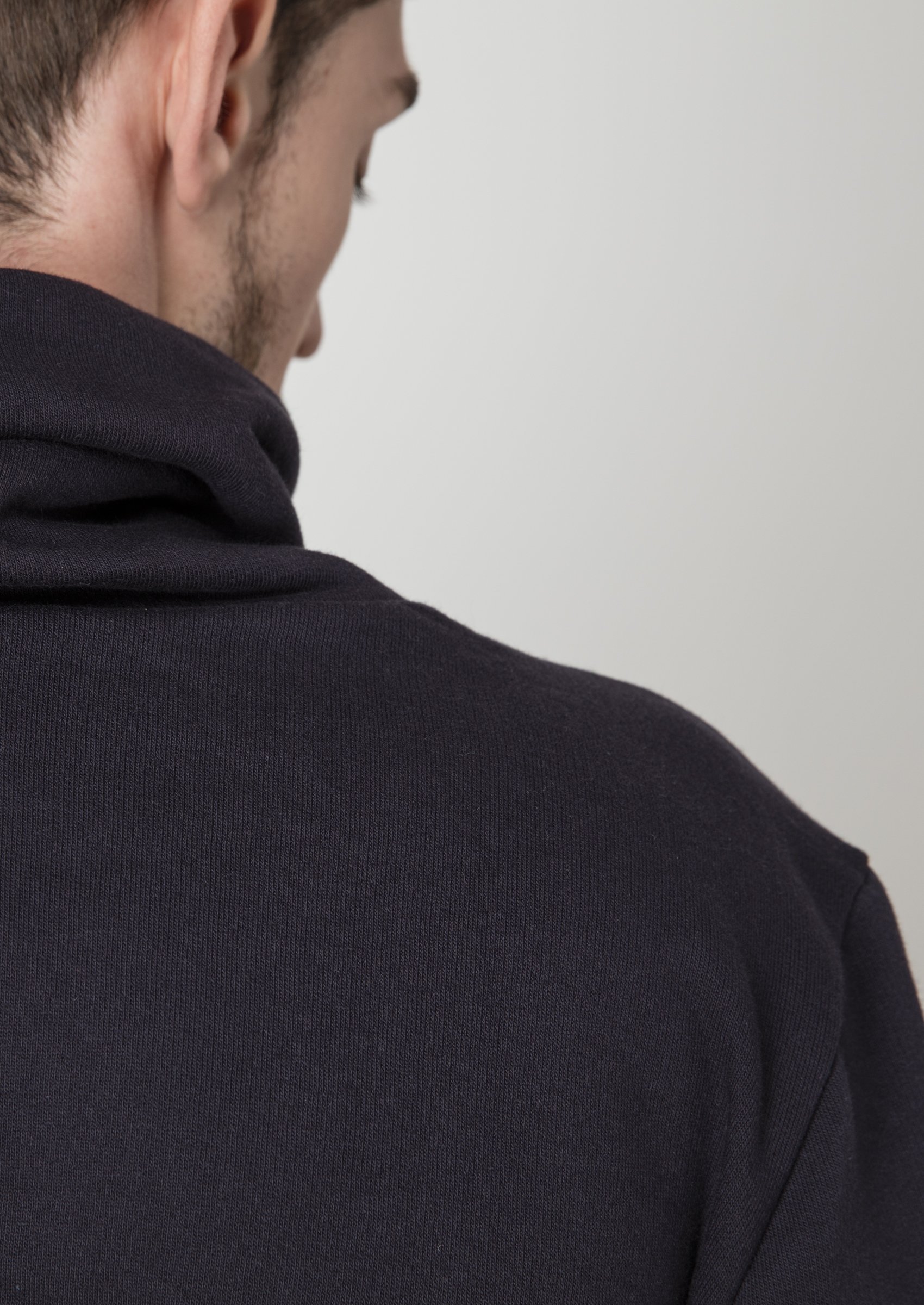 sweat-ecclo-homme-col-haut-caban-Made-in-France-et-coton-upcyclé-recyclé-dreamact-nuque