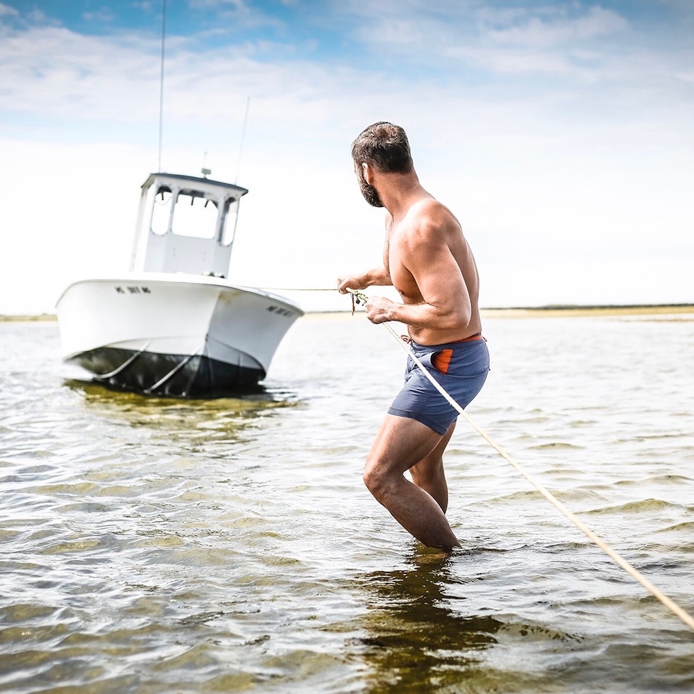 Short de bain bleu marine, détails rouges 4