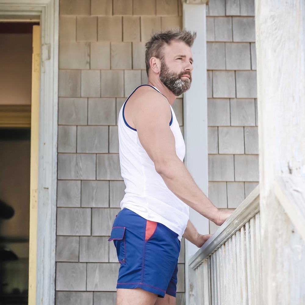 Short de bain bleu marine, détails rouges 3