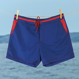 Short de bain bleu marine, détails rouges