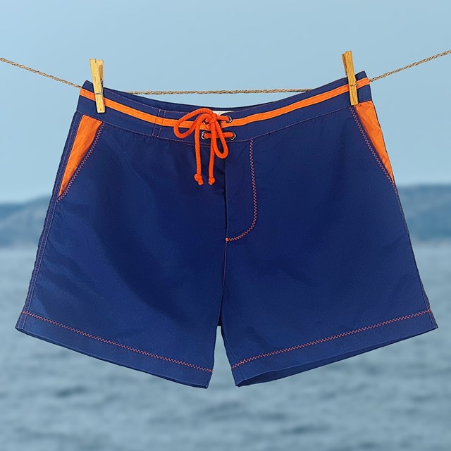 Short de bain bleu marine, détails oranges 2