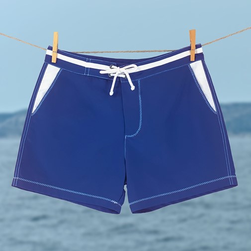 Short de bain bleu marine, détails blancs