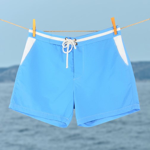 Short de bain bleu clair, détails blancs 