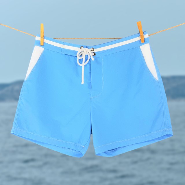 Short de bain bleu clair, détails blancs  2