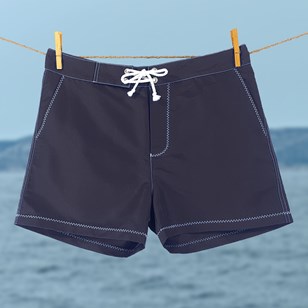 Short de bain bleu nuit, coutures blanches