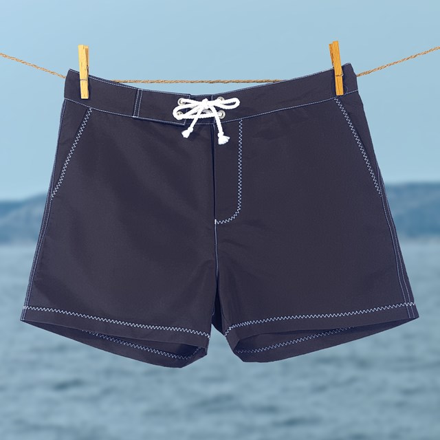Short de bain bleu nuit, coutures blanches 2