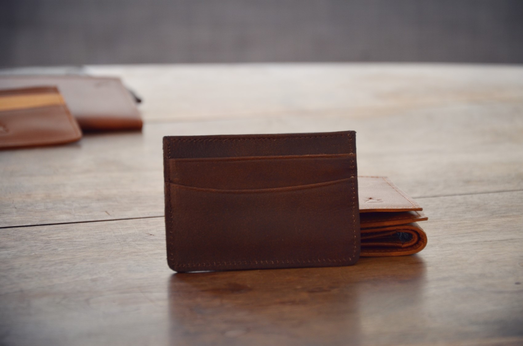 porte-cartes en cuir marron foncé