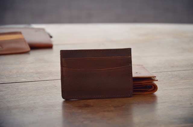 porte-cartes en cuir marron foncé