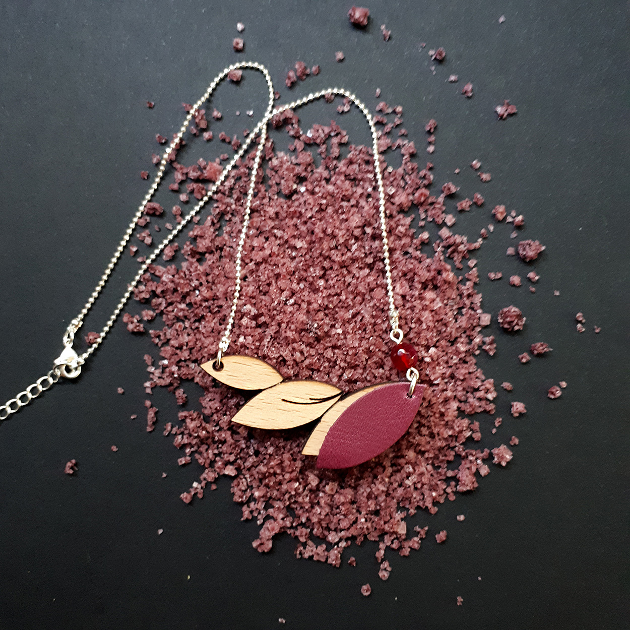 Collier en bois et cuir PLUME Prune 3