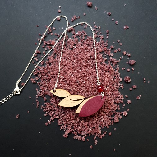 Collier en bois et cuir PLUME Prune
