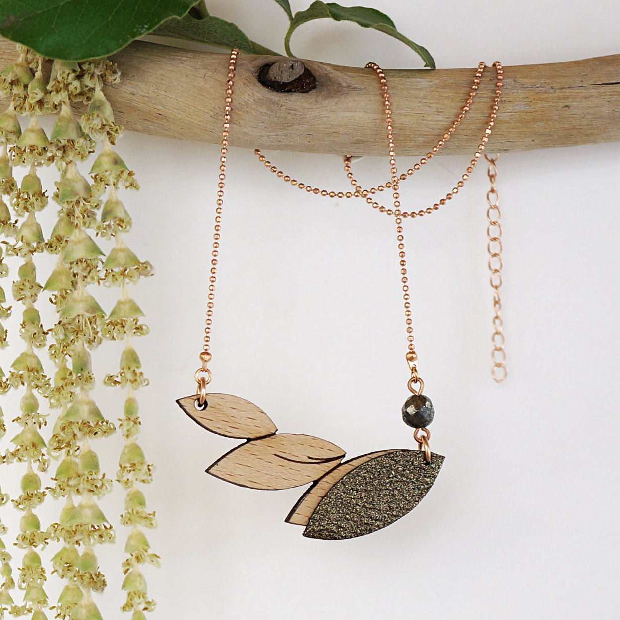 Collier en bois et cuir PLUME Kaki 2