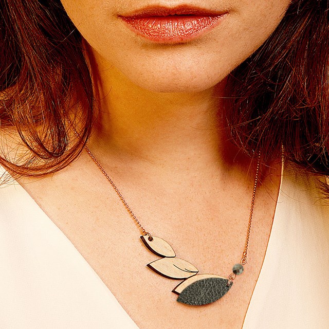 Collier en bois et cuir PLUME Kaki 3