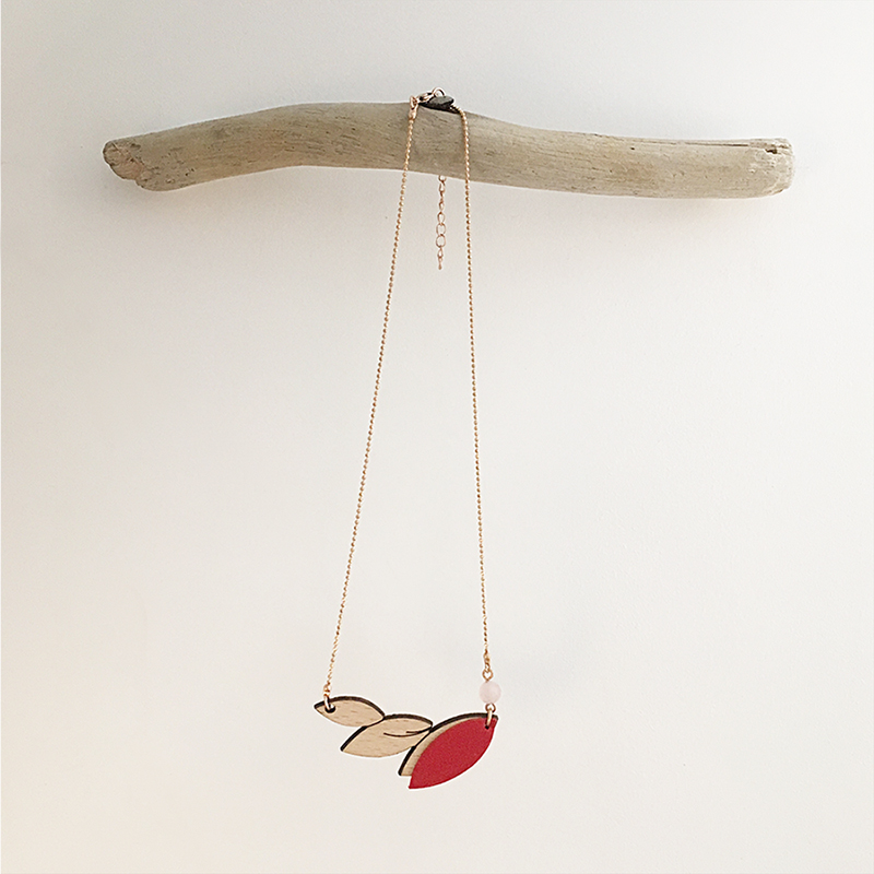 Collier en bois et cuir PLUME Rouge 2