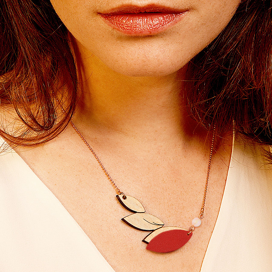 Collier en bois et cuir PLUME Rouge 4