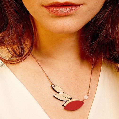 Collier en bois et cuir PLUME Rouge