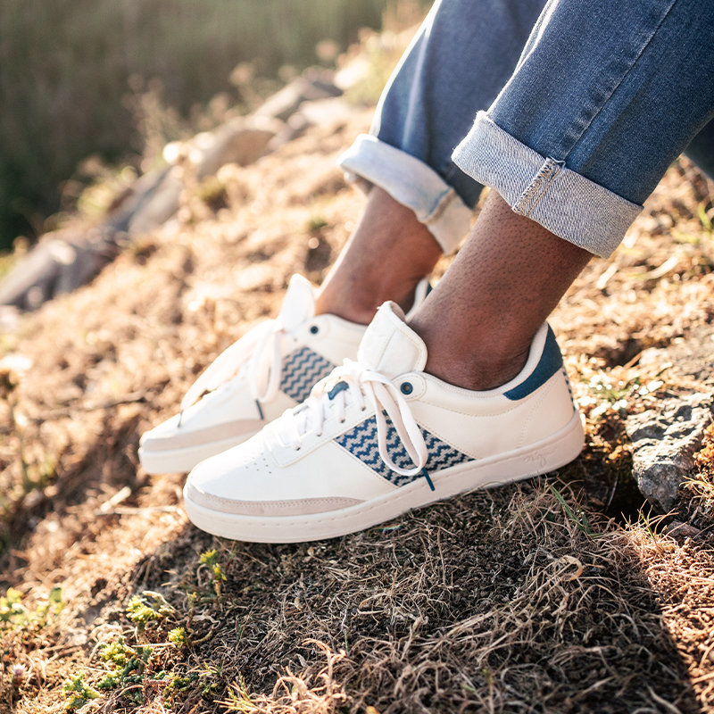 Sneakers en cuir blanc crème et tissage bleu réalisé à la main - Ky Co 7