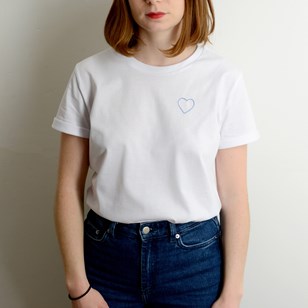 T-shirt brodé main petit coeur à offrir dans son furoshiki