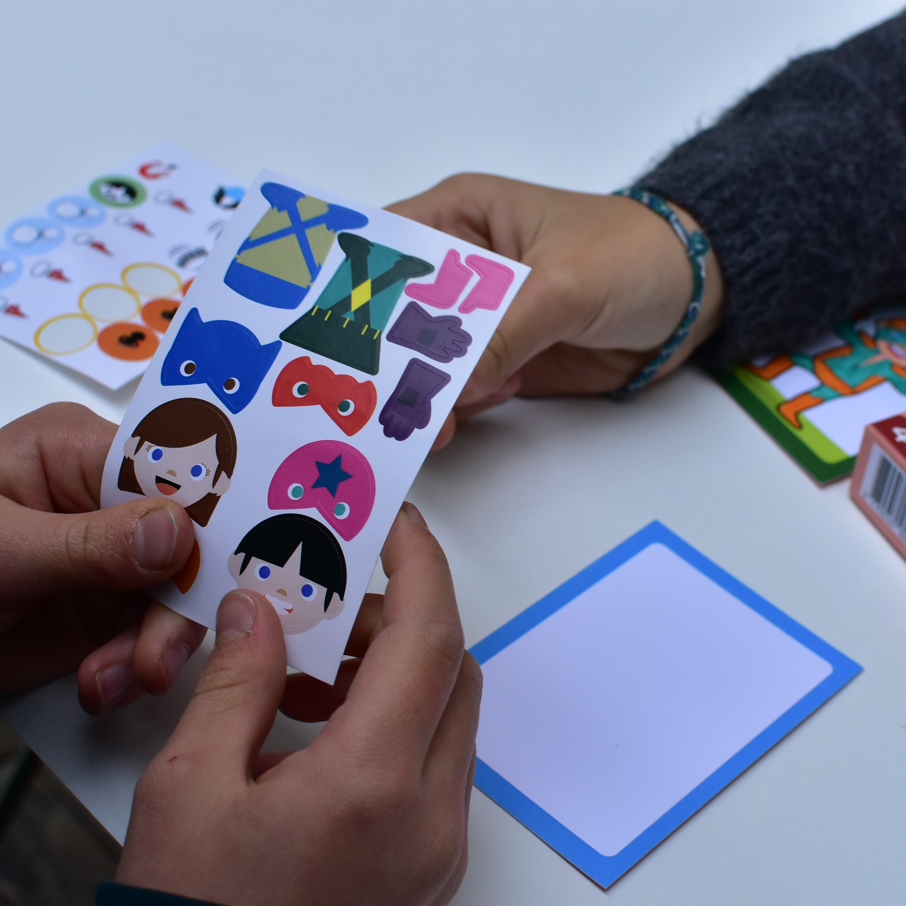 Super Bataille le jeu de bataille créatif à personnaliser en créant des cartes grâce aux autocollant