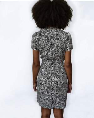 ZISKA ROBE PORTEFEUILLE MANCHE COURTES IMPRIMÉE FLEURS NOIRES 100% ECOVERO 3