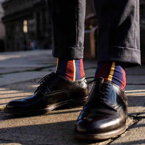 Chaussettes à rayures jaune / bordeaux / bleu marine