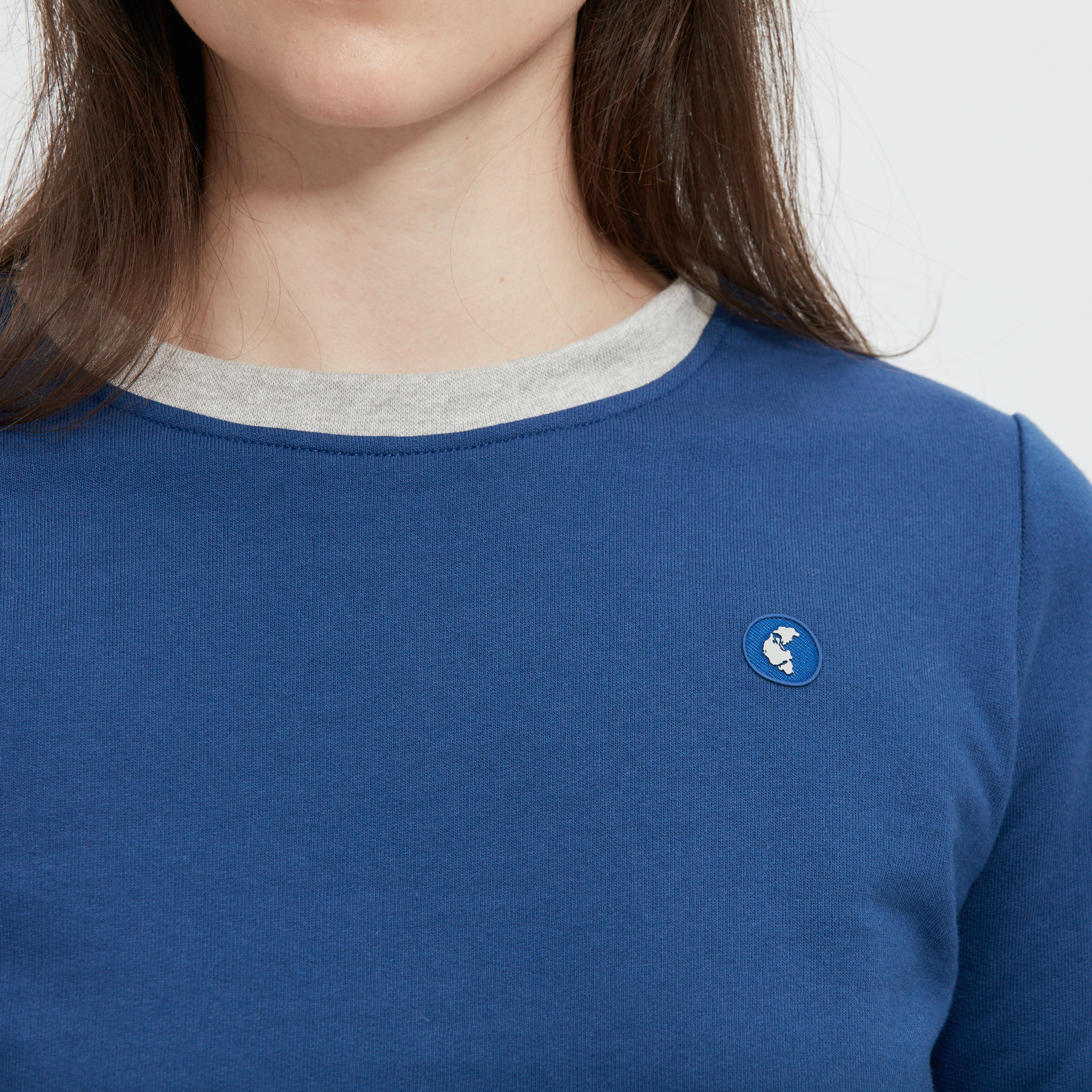 sweat-col-rond-ecclo-bleu-et-gris-femme-Made-in-France-et-coton-upcyclé-recyclé-dreamact-zoom