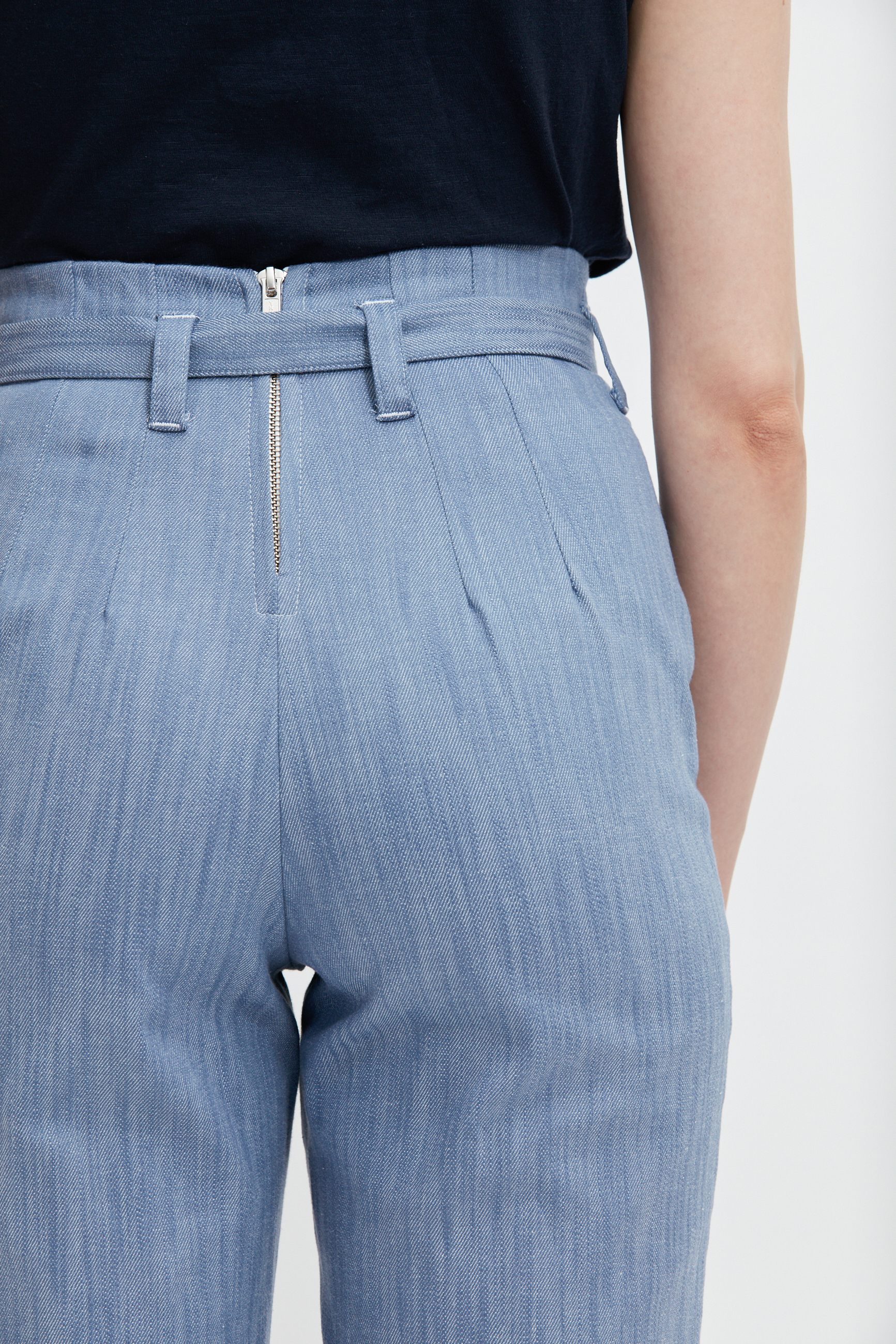 pantalon-taille-haute-bleu-ecclo-femme-Made-in-France-et-coton-upcyclé-recyclé-dreamact-fesses