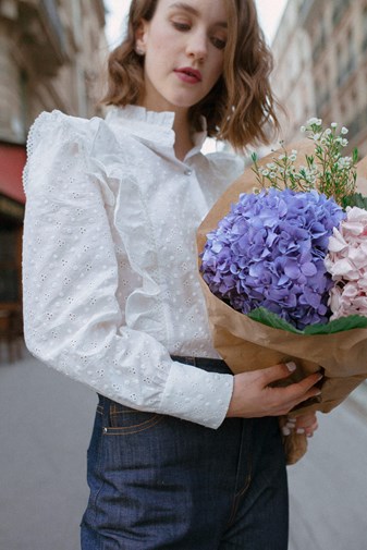 Blouse en broderie anglaise de viscose certifié OEKO-TEX à volants et manches bouffantes