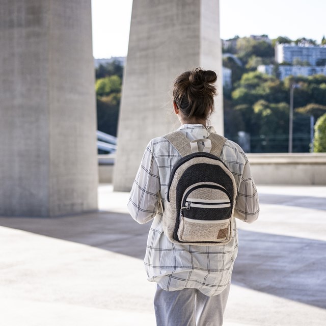 sac en chanvre éthique et écoresponsable fait main teinture naturelle