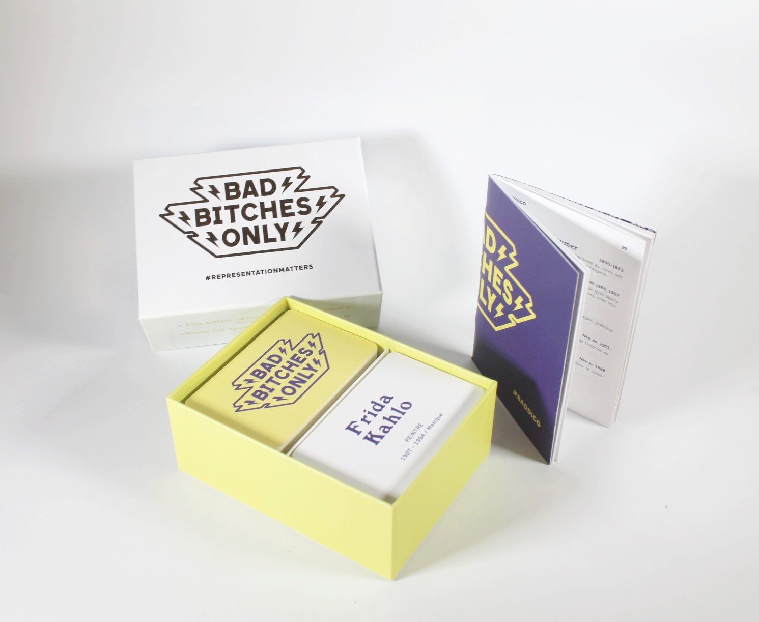 Jeu de cartes Bad Bitches Only, boîte ouverte, carte et livret