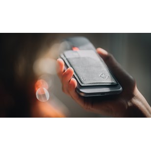 Porte-cartes en cuir avec initiales personnalisées sur smartphone