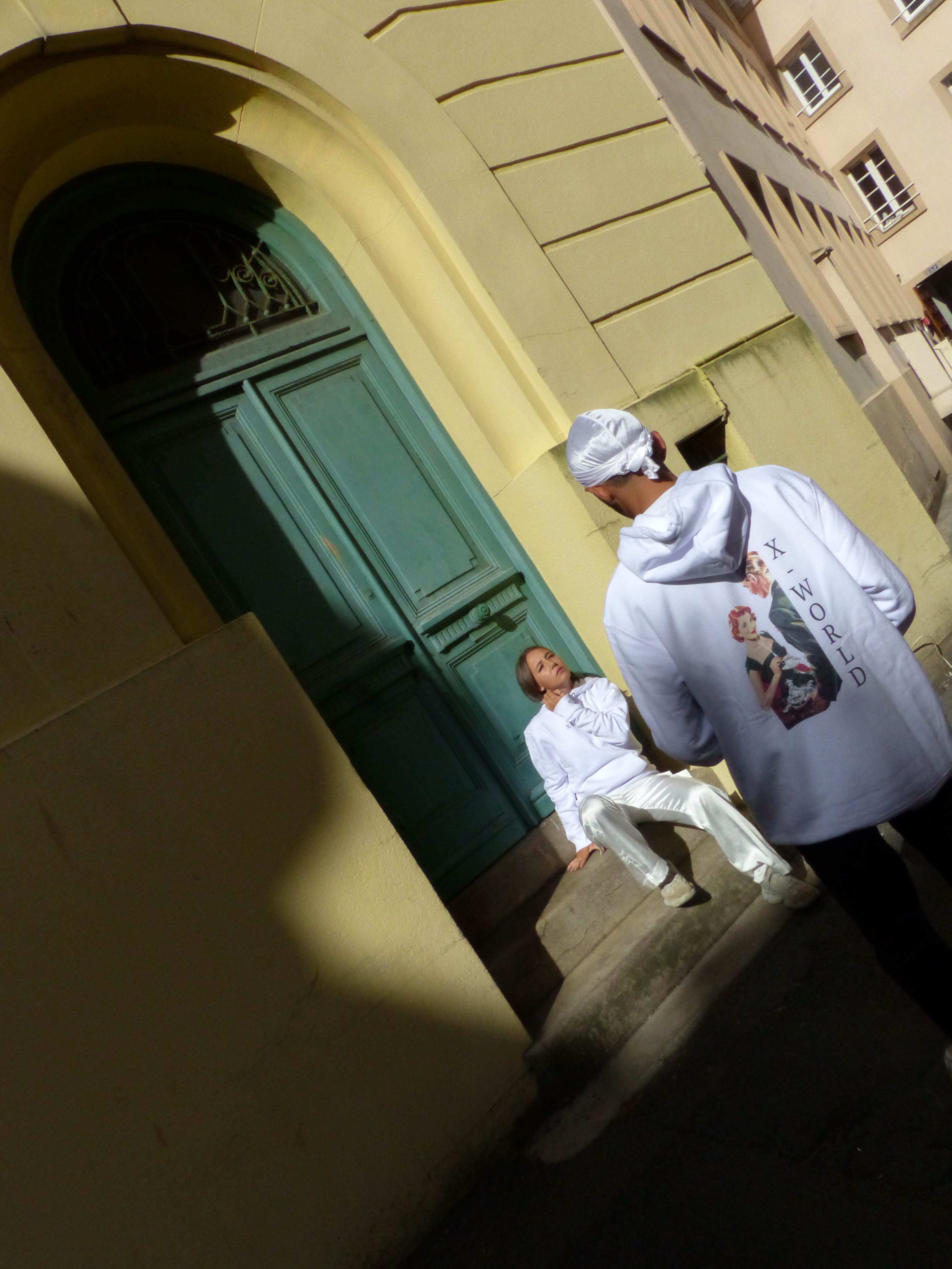 Sweat à capuche - "Woman look at you" - Blanc 4