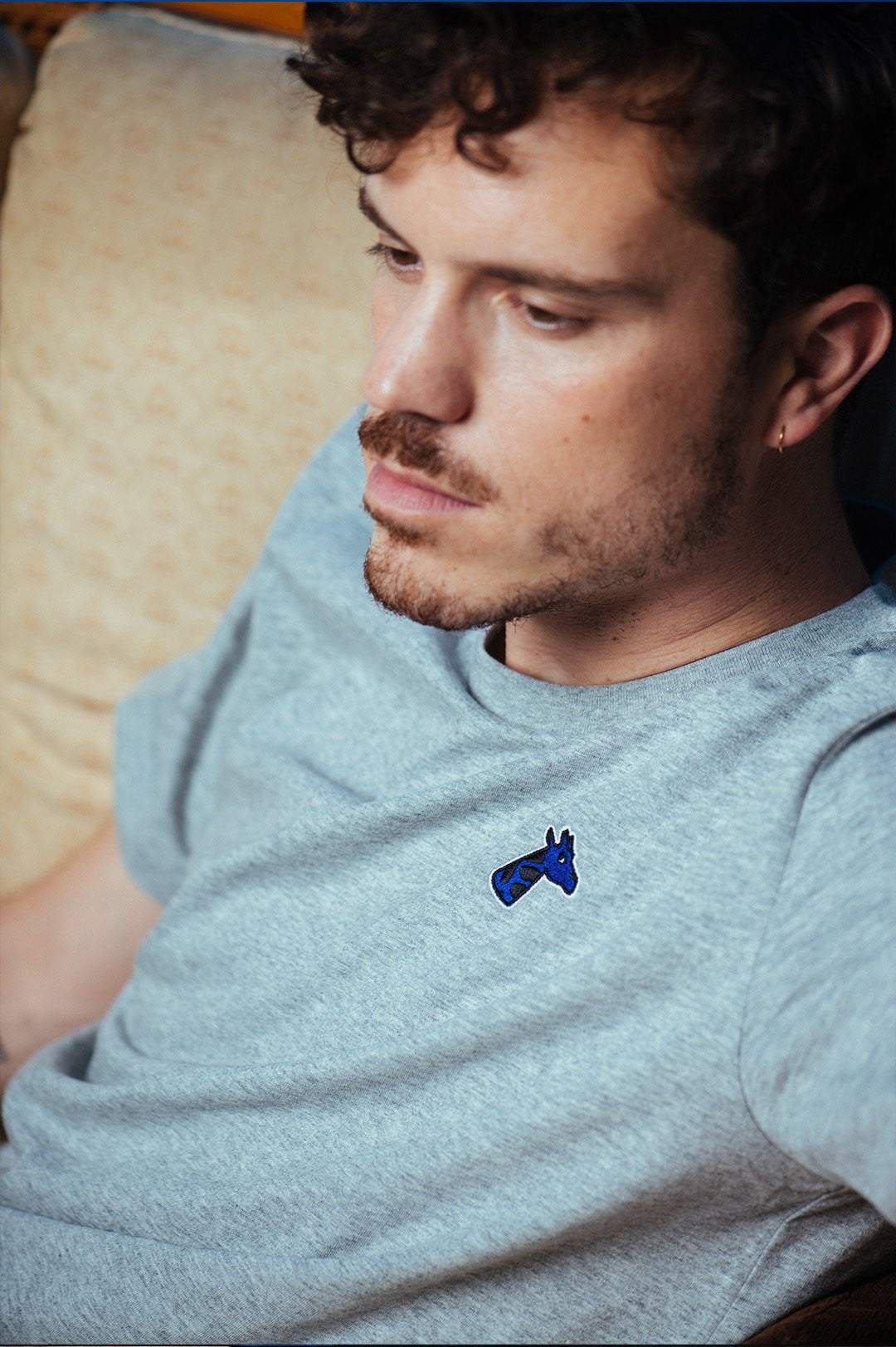 T-shirt coton bio brodé gris chiné - girafon bleu 2