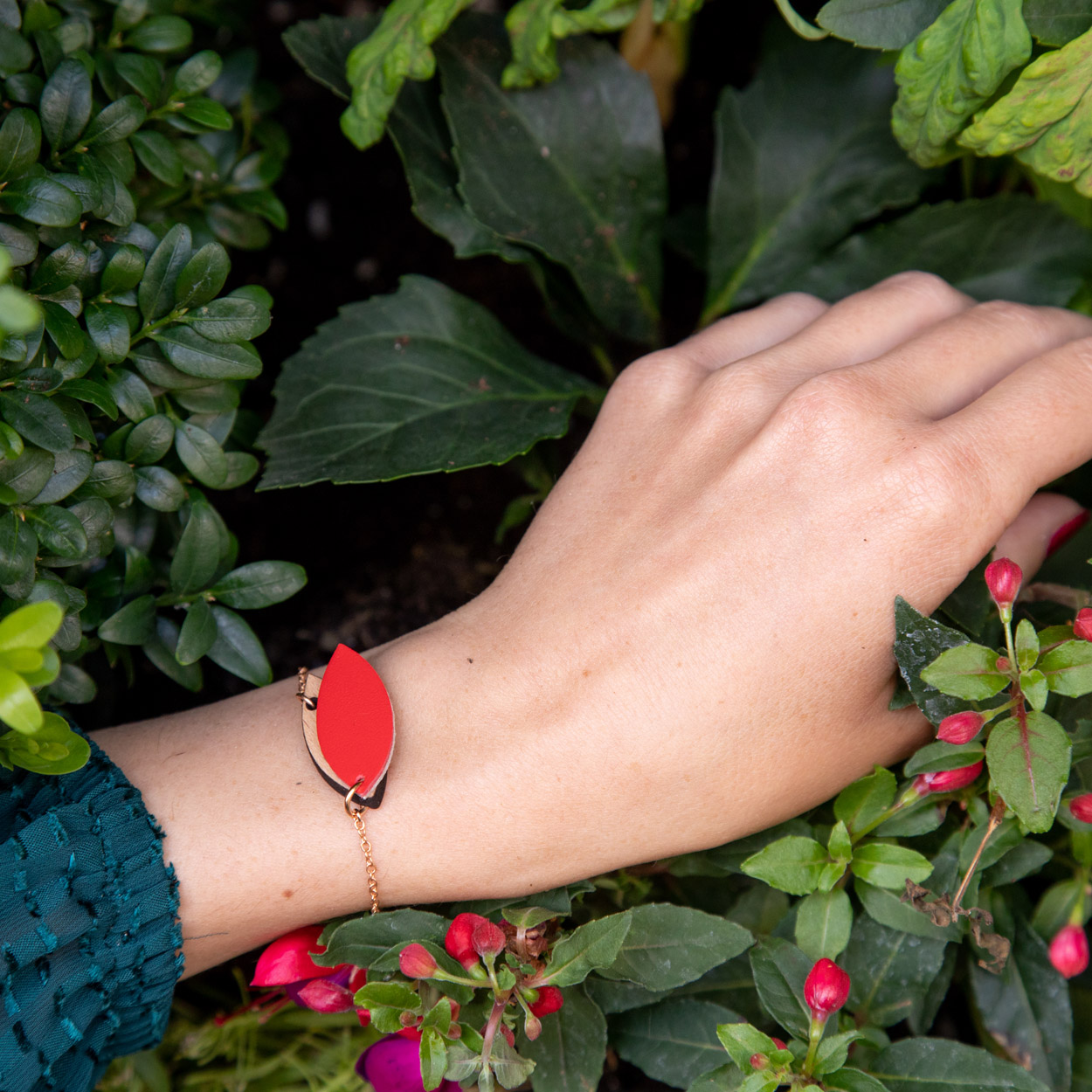 Bracelet en bois et cuir MINI PÉTALE Rouge 4