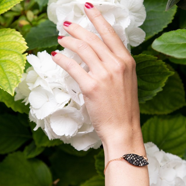 Bracelet en bois et cuir MINI PÉTALE Noir 2