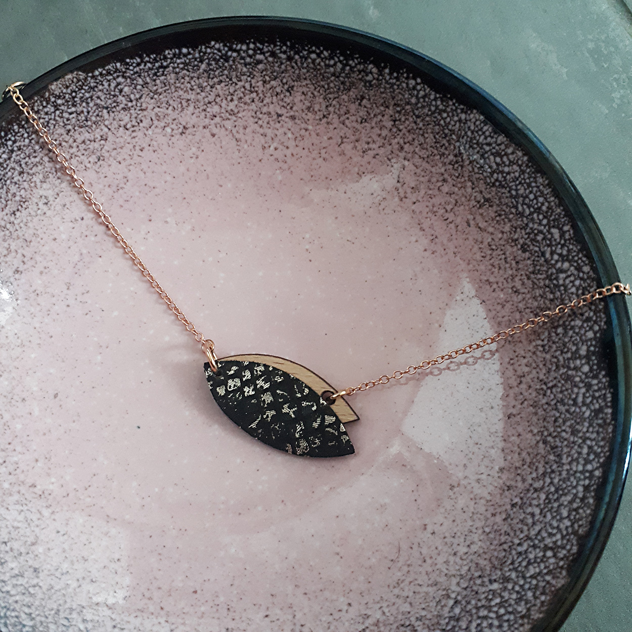 Bracelet en bois et cuir MINI PÉTALE Noir 6