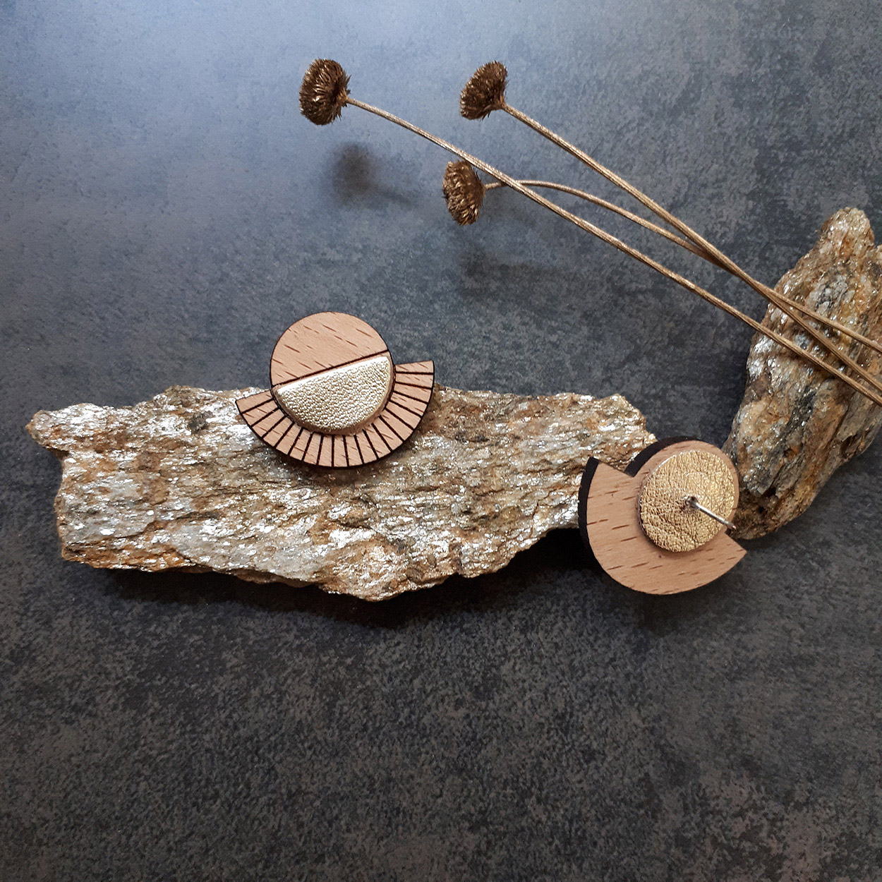 Puces d'oreilles en bois et cuir AZTÈQUE Or 3