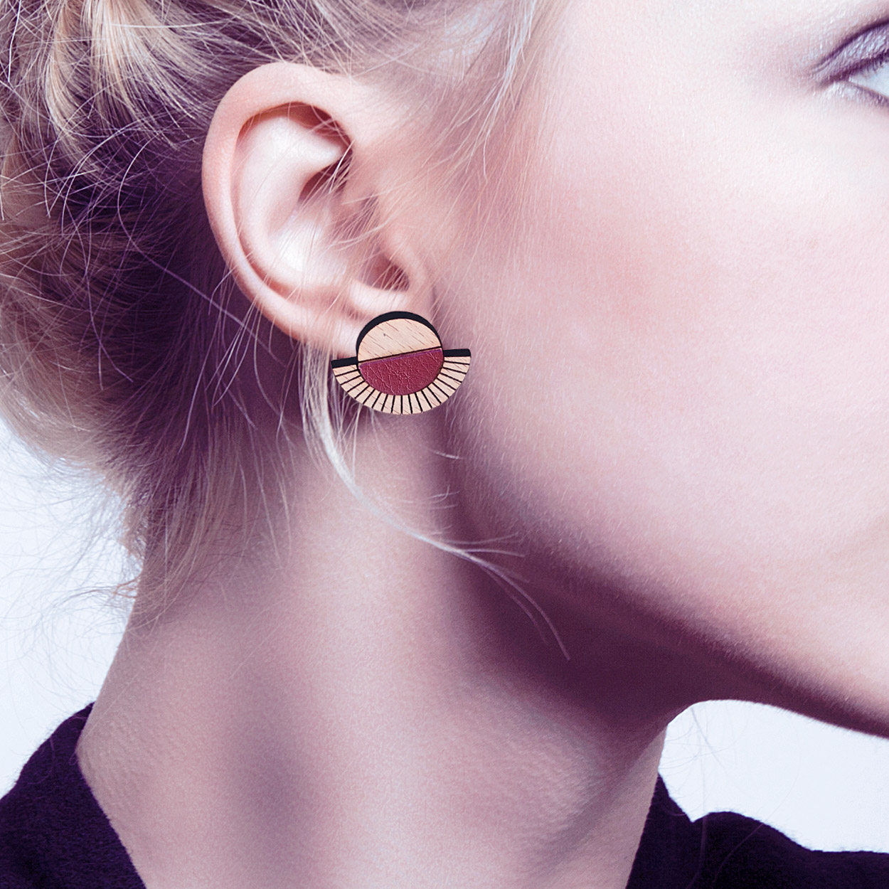 Puces d'oreilles en bois et cuir AZTÈQUE Prune 2