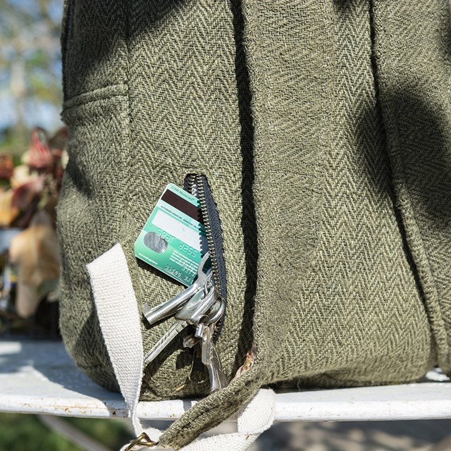 sac à dos éthique en chanvre upcyclé - Biruwa Anis - Vue poche dos