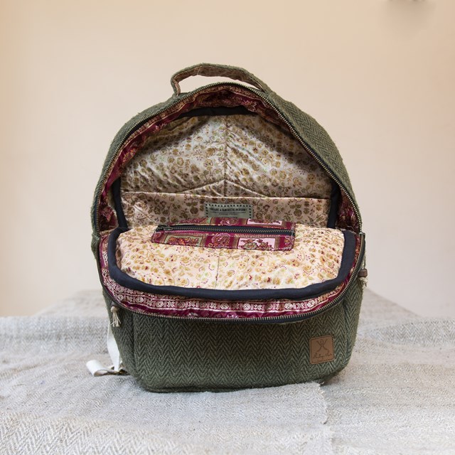 sac à dos éthique en chanvre upcyclé - Biruwa Anis - Vue saris upcyclé