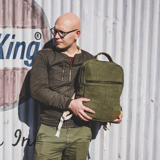 sac à dos écologique en chanvre upcyclé - Biruwa Anis - Vue portée 2