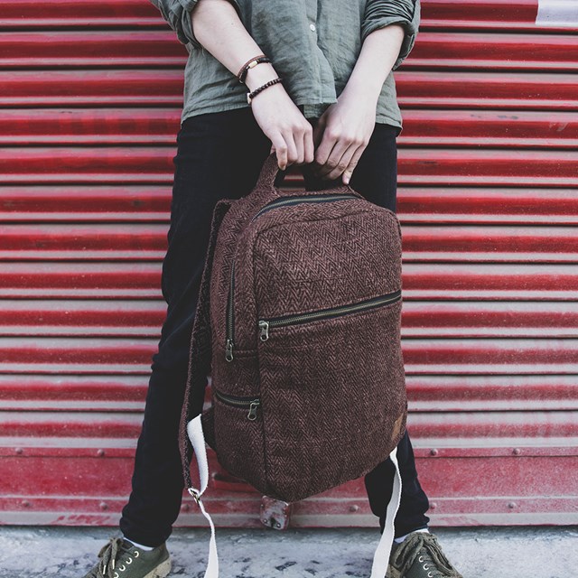 sac à dos écologique en chanvre upcyclé - Biruwa Café - Vue portée 2