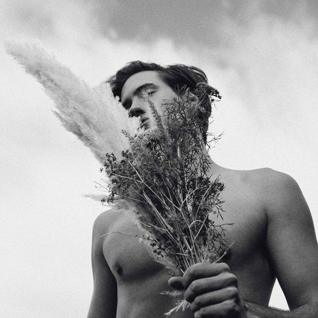 Homme au bouquet