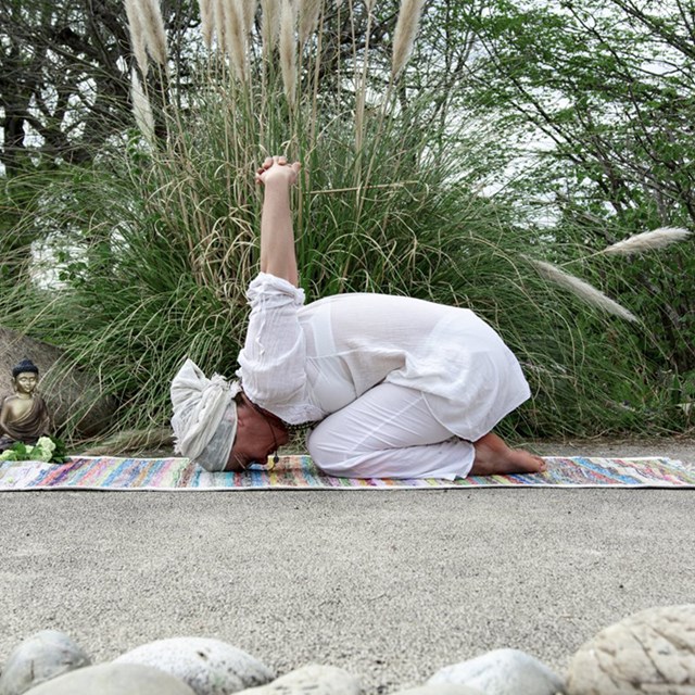 Tapis de Yoga écologique upcyclé - Vue posture 2